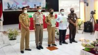 Wabup Parigi Moutong Serahkan Sertifikat Tanah Kepada Masyarakat