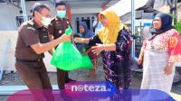 Hari Bhakti Adhyaksa ke-61, Kejari Parigi Moutong Bagi Sembako Untuk Warga