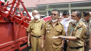 Pemprov Sulteng Serahkan Bantuan Hibah Keagamaan dan Mesin Pertanian