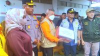 Berkunjung ke Torue, Gubernur Rusdy Mastura Serahkan Bansos Kepada Korban Banjir