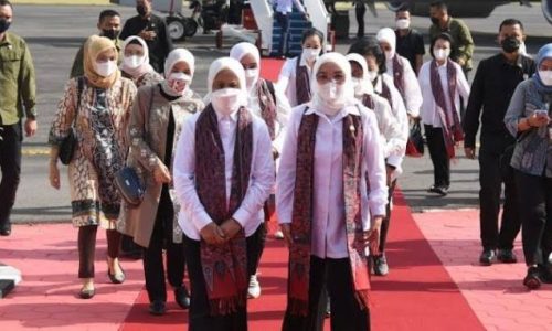 Iriana Jokowi Serahkan Bantuan Sembako Hingga Kunjungi Kegiatan TK di Sragen