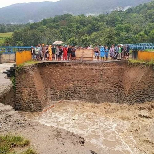 Jembatan Gumbasa Sigi Putus Dihantam Banjir