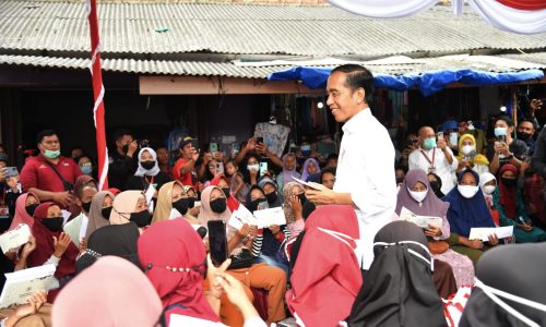 Serahkan Bansos Presiden: Gunakan untuk Penuhi Gizi Anak 