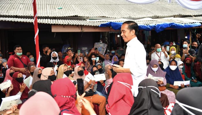 Serahkan Bansos Presiden: Gunakan untuk Penuhi Gizi Anak 