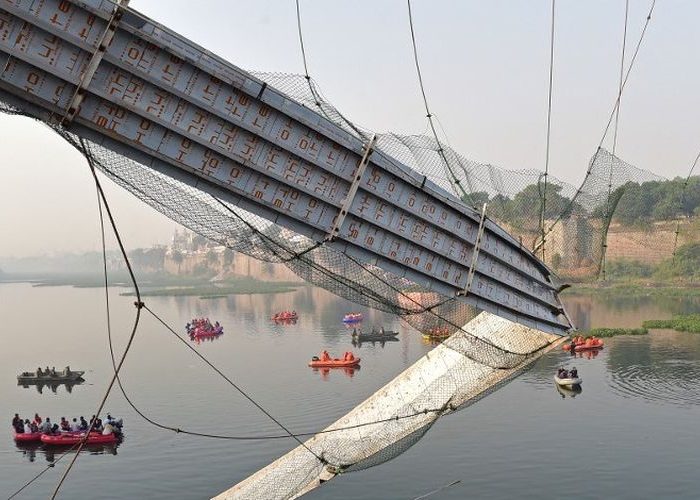 Jembatan Ambruk di India, Ratusan Orang Meninggal