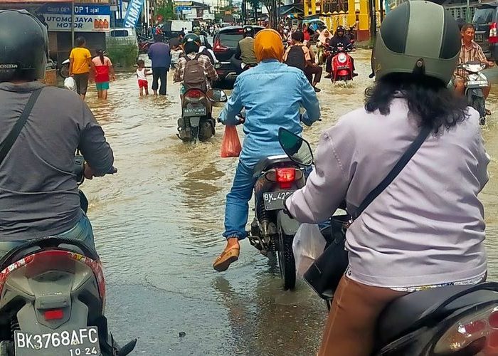 Banjir Merendam Kota Medan, Sejumlah Warga Diungsikan 