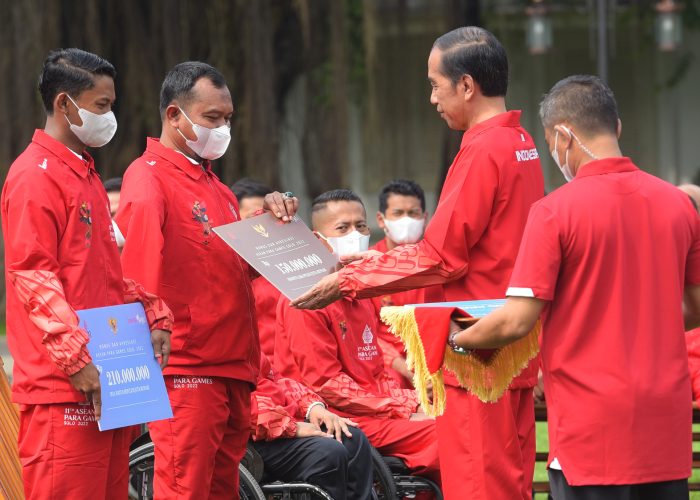 Presiden Jokowi Serahkan Bonus Bagi Atlet ASEAN Paragames XI 2022 