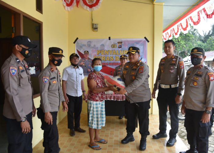 Kapolres Morowali Utara Bagikan 5 Ton Beras Gratis Kepada Warga Kurang Mampu
