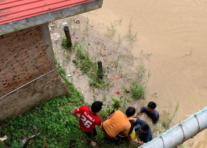 Polisi Bersama Warga Selamatkan Pemandu Karaoke yang Nekat Terjun Bebas di Jembatan Tompira