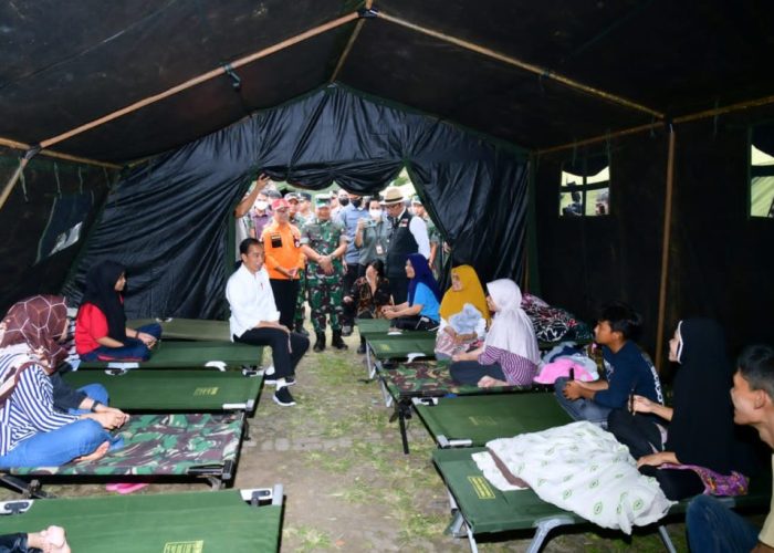 Presiden Jokowi Mengunjungi Tenda Pengungsi Korban Gempa di Cianjur 
