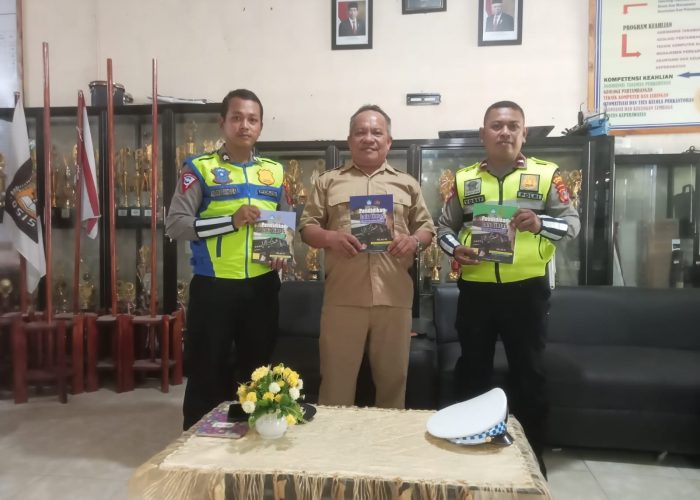 Satlantas Polres Morut Bagikan Buku Pendidikan Lalu Lintas Kepada Pelajar