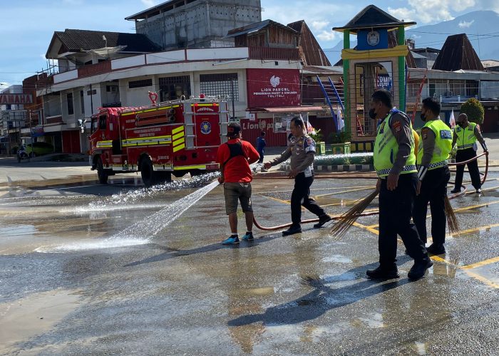 Cegah Kecelakaan, Satlantas Polres Tolitoli dan Dinas Pemadam Kebakaran Bersihkan Jalan
