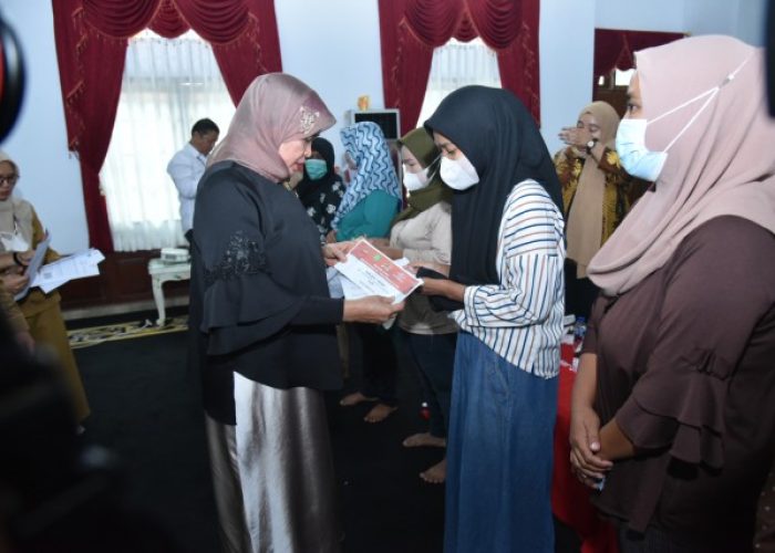 Delmeria Sikumbang, Dorong PT Pos Indonesia agar Perbaiki Layanan Penyaluran Bansos
