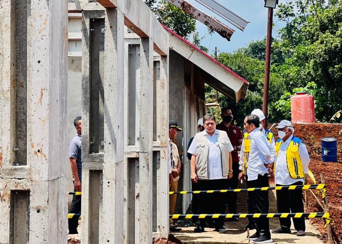 Presiden Meninjau Progres Pembangunan Rumah Tahan Gempa di Cianjur