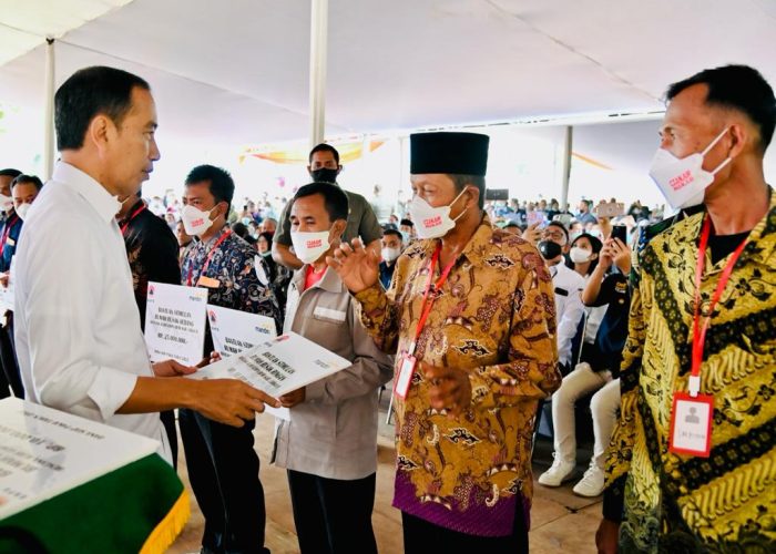 Presiden Serahkan Bantuan Stimulan Rumah Korban Gempa Cianjur