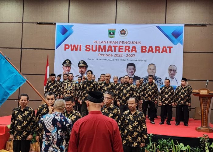 Ketua Umum PWI Pusat Melantik Basril Basyar sebagai Ketua PWI Sumbar