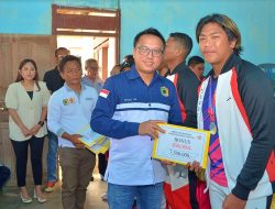 Bupati Delis Serahkan Bonus Untuk Atlit Morut Berprestasi pada Porprov IX Sulteng di Banggai