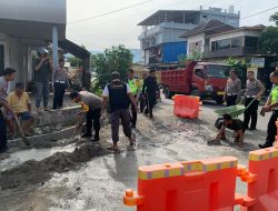 Aksi Kapolres Tolitoli Tambal Jalan Yang Berlubang