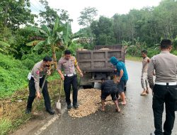 Respon Cepat Satlantas Polres Morowali Utara Perbaiki Jalan Rusak