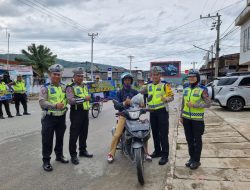 Operasi Keselamatan Tinombala 2023, Sat Lantas Polres Tolitoli Bagikan Helm Gratis ke Pengendara