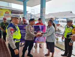 Kapolres Tolitoli Bagikan Beras Kepada Pengemudi Ojek dan Tukang Becak