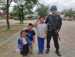 Patroli, Personil Brimob Sulteng Malah Diajak Foto Bersama