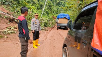 Wakapolres Morowali Utara Turun  Langsung Pantau Lokasi Longsor Di Jalan Trans Sulawesi Desa Kolaka