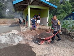 Bhabinkamtibmas Desa Tinompo Bantu Warga Cor Halaman Mesjid Nurul Jihad