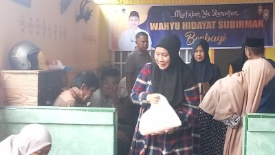 Relawan Wakil Ketua I DPRD Morut Berbagi Sembako di Kampung Bugis