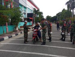 Jelang Buka Puasa, TNI AD Kodim 1306 Berbagi Takjil Kepada Warga Muslim di Parigi