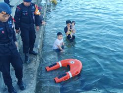 Tim SAR Operasi Ketupat Tinombala turunkan U Safe di Pantai Teluk Palu