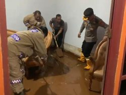 Ibu Kota Terendam Banjir. Polres Morowali Utara Turun Bantu Warga