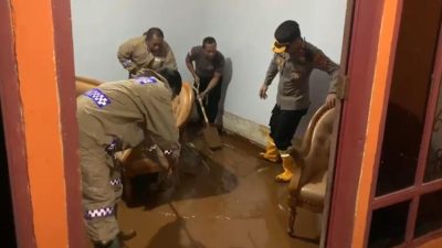 Ibu Kota Terendam Banjir. Polres Morowali Utara Turun Bantu Warga