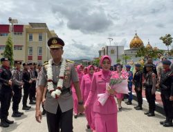 Penuh Haru Prosesi Pelepasan Irjen Rudy Sufahriadi Bersama Istri Meninggalkan Polda Sulteng