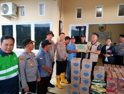 Bupati dan Wakapolres Morowali Utara Serahkan Bantuan Sembako Kepada Warga Terdampak Banjir di Petasia Barat