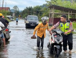 Langkah Sigap Polres Morowali Utara Bantu Warga Melintasi Kepungan Banjir di Desa Bunta