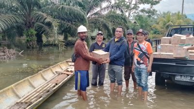Anleg Fraksi Partai Golkar Morowali Utara Yaristan Palesa S.H, Turun Bantu Meringankan Beban Masyarakat Petasia Barat yang di Landa Banjir