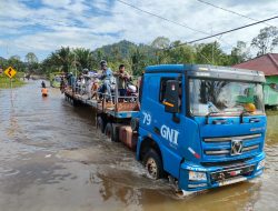 PT GNI Kerahkan Dua Unit Trailer Bantu Warga Seberangi Banjir Bunta