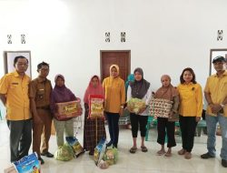 Ketua DPD 11 Partai Golkar Kabupaten Morowali  Utara Hj. Warda D.G Mamala S.E Bersama Simpatisan Partai Golkar Memberikan Bantuan Kepada Masyarakat Desa Tompira yang Terdampak Banjir