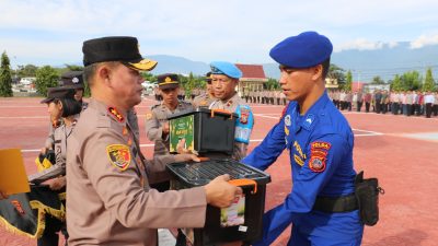 Wujud Kepedulian, Kapolda Sulteng Serahkan 4.500 Bingkisan Lebaran ke Personil