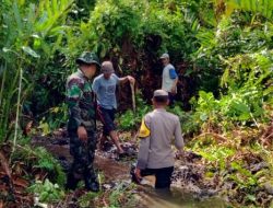 Sering Banjir. Bhabinkamtibmas dan Babinsa Bersama Warga Tamainusi Laksanakan Kerja Bakti