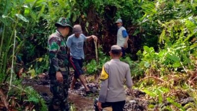 Sering Banjir. Bhabinkamtibmas dan Babinsa Bersama Warga Tamainusi Laksanakan Kerja Bakti