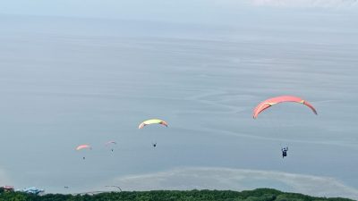 Kejuaraan Paralayang Internasional Di Gelar Di Bukit Lolaro Tinombo, Sulawesi Tengah
