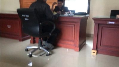 Tidak Hadir Rapat RDP, 2 Oknum Anleg Parimo main catur di Ruang Rapat Komisi