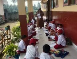 Sekolah di segel, Siswa Siswi Ujian di lantai teras sekolah
