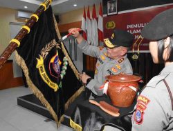 Kapolda Sulteng melakukan pencucian Pataka Wira Dharma Brata jelang Hari Bhayangkara ke-77