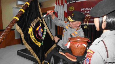 Kapolda Sulteng melakukan pencucian Pataka Wira Dharma Brata jelang Hari Bhayangkara ke-77