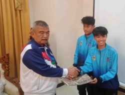 Bupati Samsurizal Serahkan Bonus bagi Atlet Peraih Medali di Popda