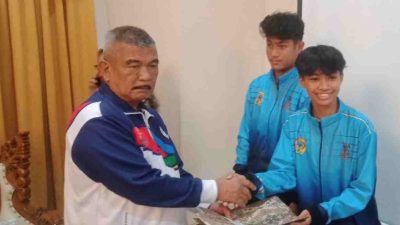 Bupati Samsurizal Serahkan Bonus bagi Atlet Peraih Medali di Popda
