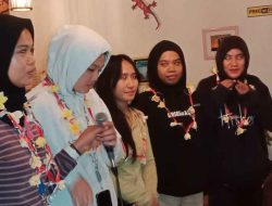 Ketum PBVSI Parimo Kalungkan Bunga Kepada Atlet Sulteng